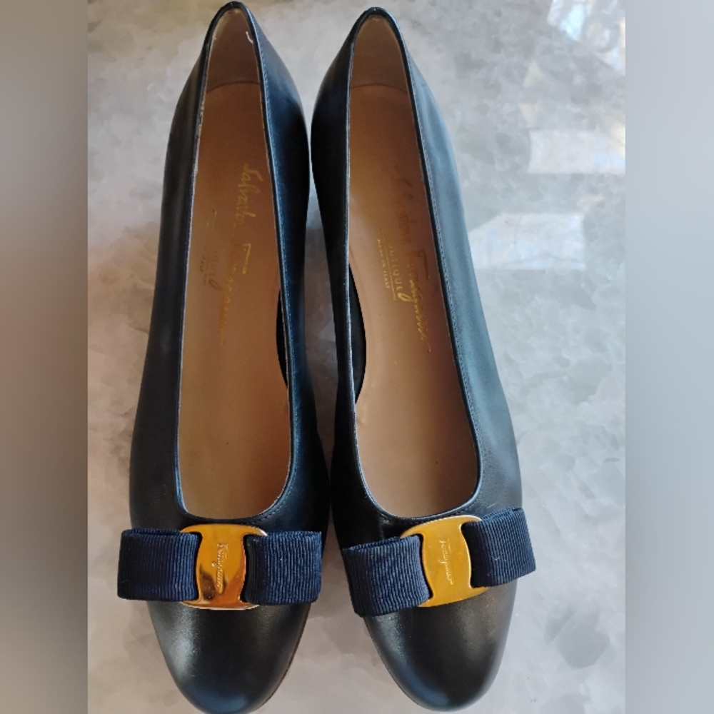 Ferragamo Classic Bow Pumps Navy 9B